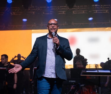 Eder Vieira conduzindo uma apresentação em um evento.