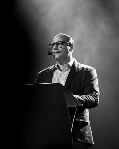 Eder Vieira palestrando em um evento.
