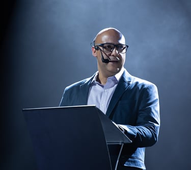 Eder Vieira apresentando uma palestra no palco.