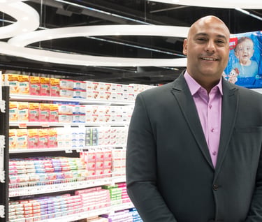 Eder Vieira em uma loja de supermercado, próximo às gôndolas.