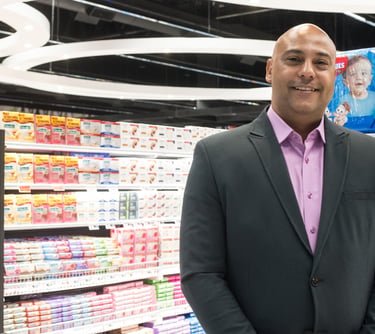 Eder Vieira em uma loja de supermercado.